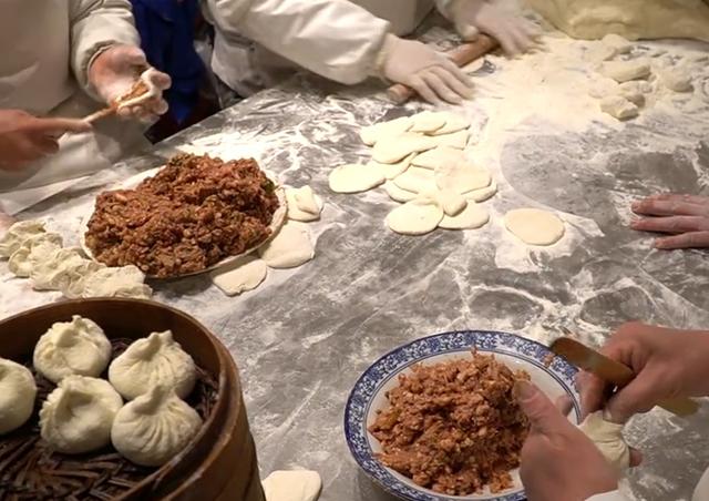 徐州第一的包子铺，一个包子卖88元，食客挤爆大厅，不预定吃不上