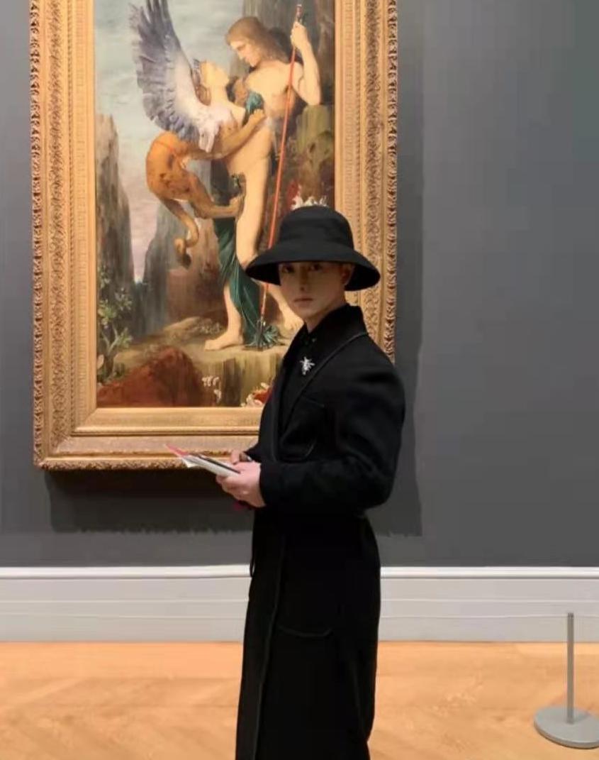 写着秦奋的香奈儿衣服,知名网红富二代秦奋