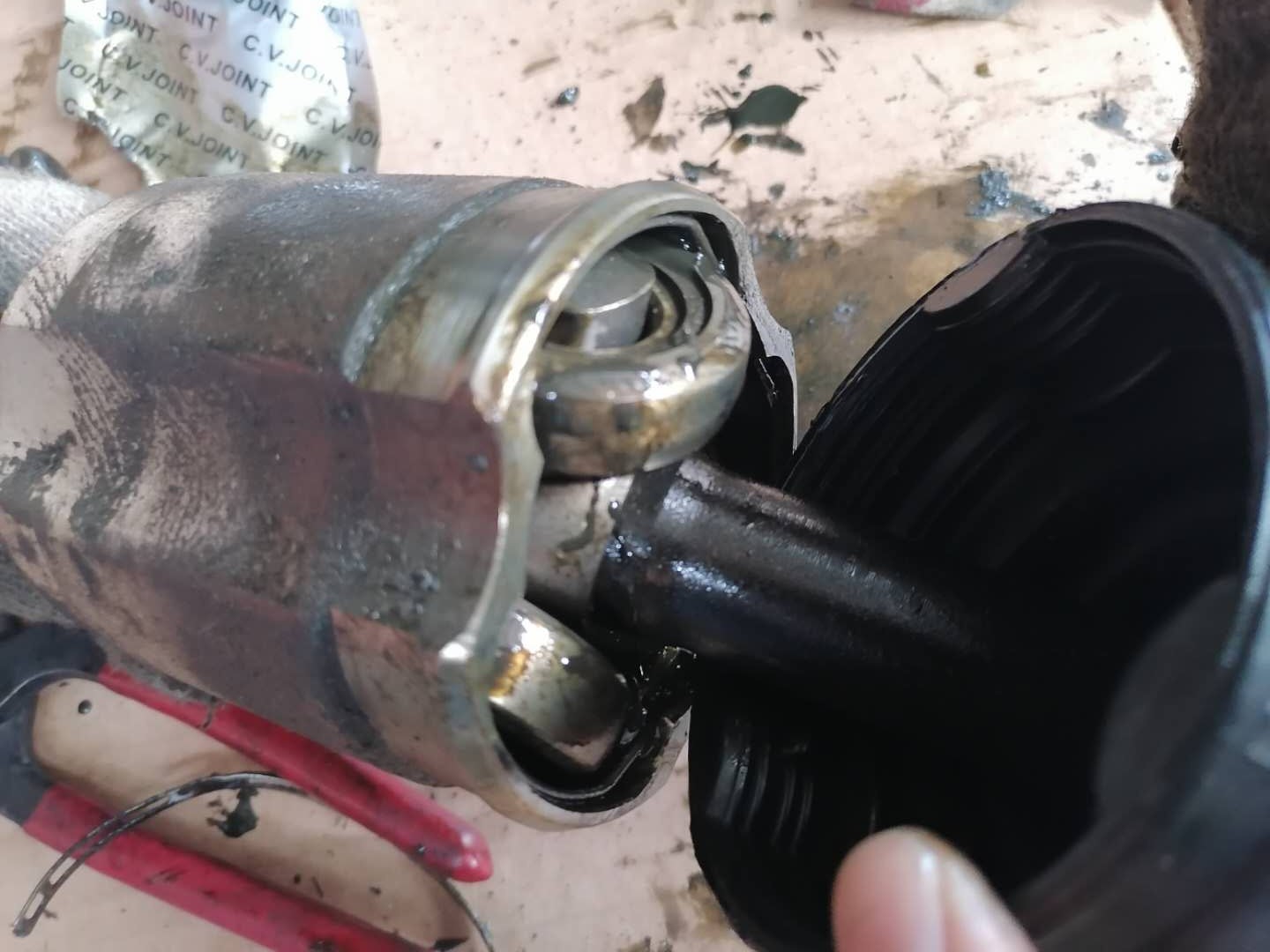 奇骏半轴球笼漏油的后果,奇骏半轴球笼坏了