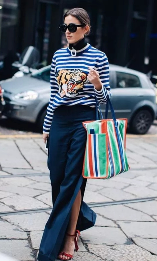 女人穿条纹想摆脱“土气感”?试试这样来搭配,青春减龄美上天