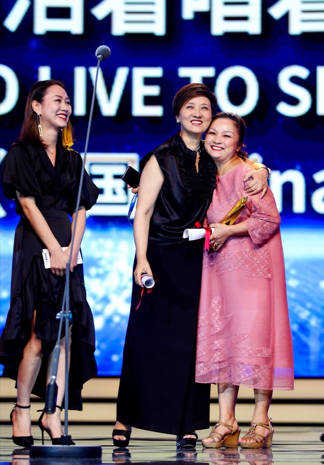 邓婕穿搭图片大全,邓婕黑装穿搭