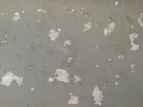 墙面泛碱脱落和受潮区别,墙面泛黄起碱什么原因