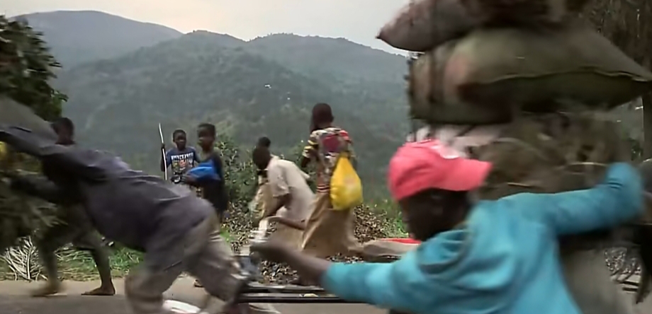 喀麦隆玩命出租车，一辆车坐17人，中国自行车也在非洲遍地开花