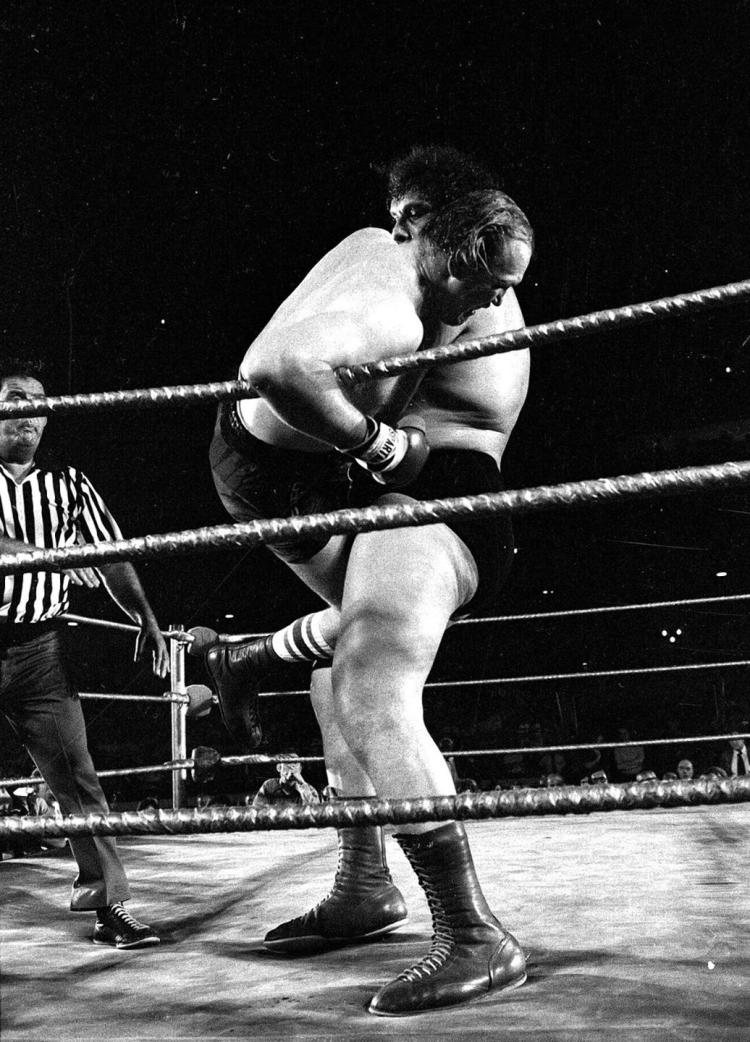 wwe比赛阿里,wwe拳王霍利菲尔德