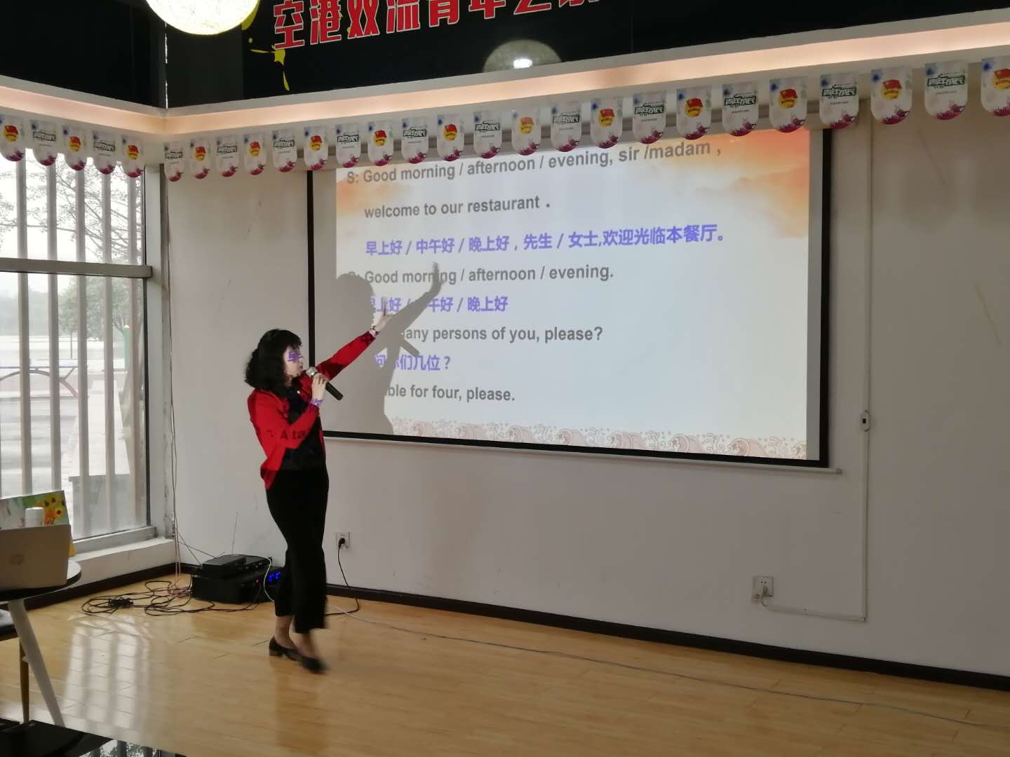 啥回事？最近，双流很多餐厅老板都在学说英语