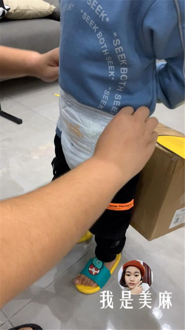 爸爸用快递纸箱做个大公鸡，孩子不停地跳来跳去，就像下蛋一样