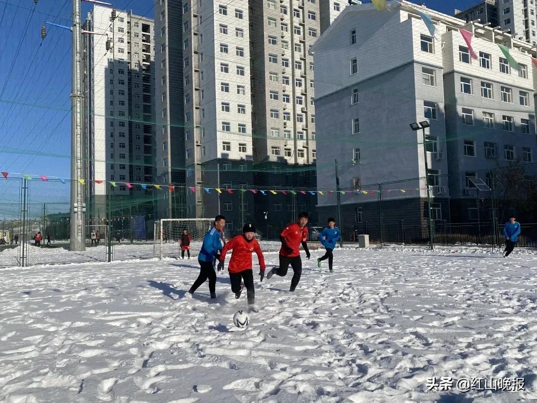 真会玩系列比赛,足球赛现场气氛很嗨