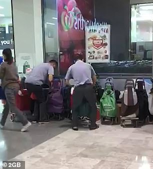 澳洲超市为防中国代购每人限购两罐,华人女子钻空子进出多次购买