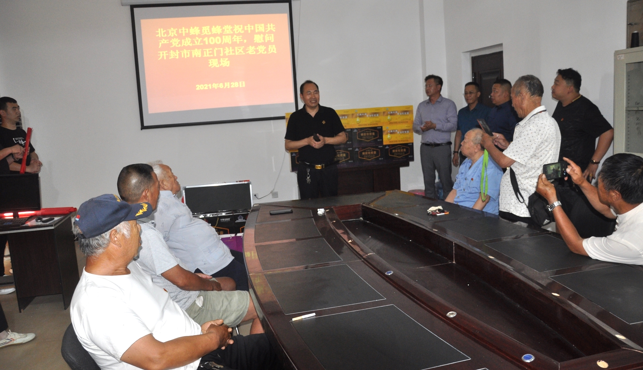 爱心企业重阳节慰问老人,爱心团队走访慰问贫困老人