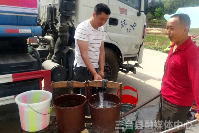 村抗旱送水解决群众吃水问题简报,全市饮水困难村送水视频