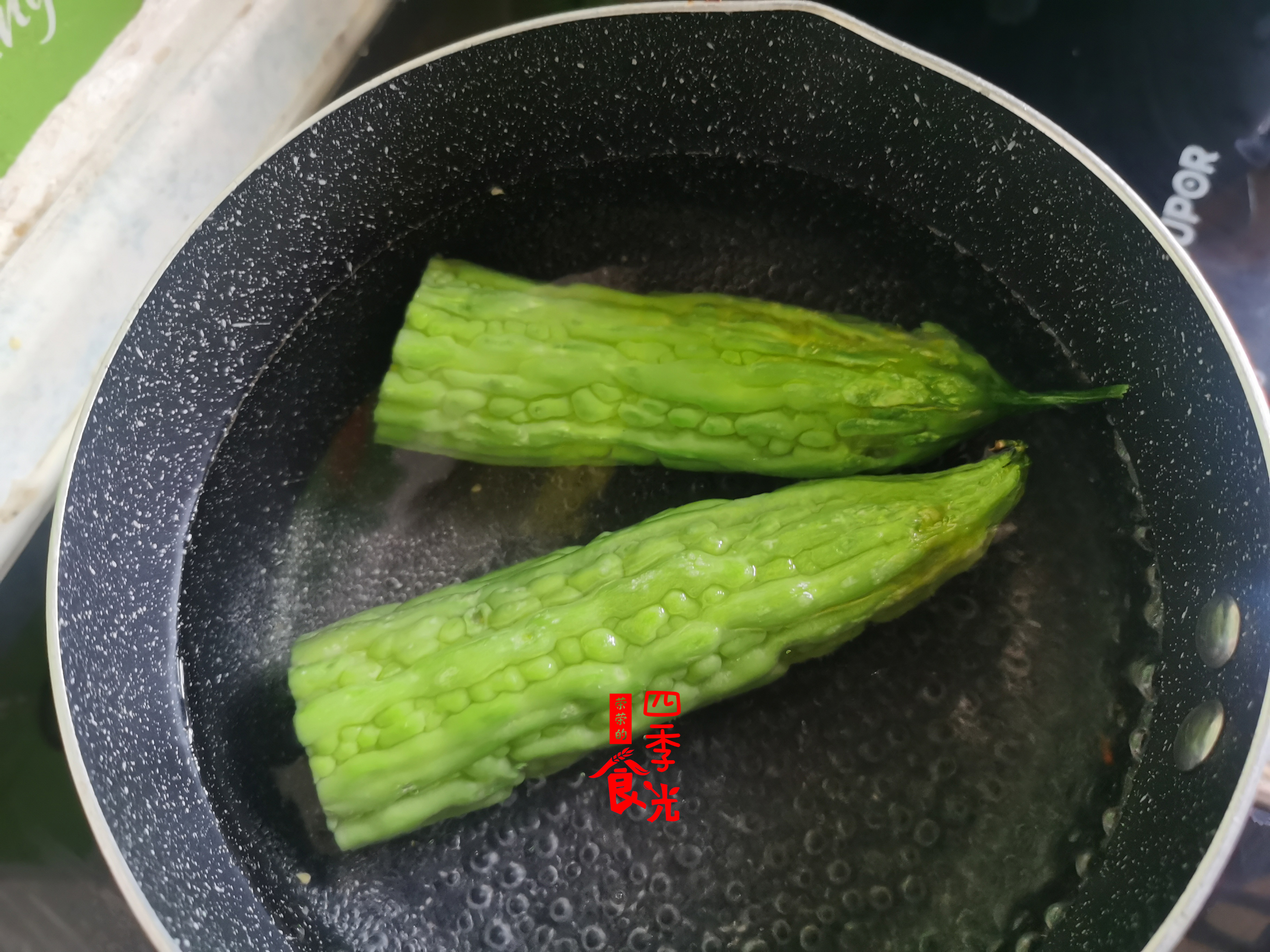 减肥期苦瓜怎么做好吃,苦瓜可以生吃配鸡蛋减脂