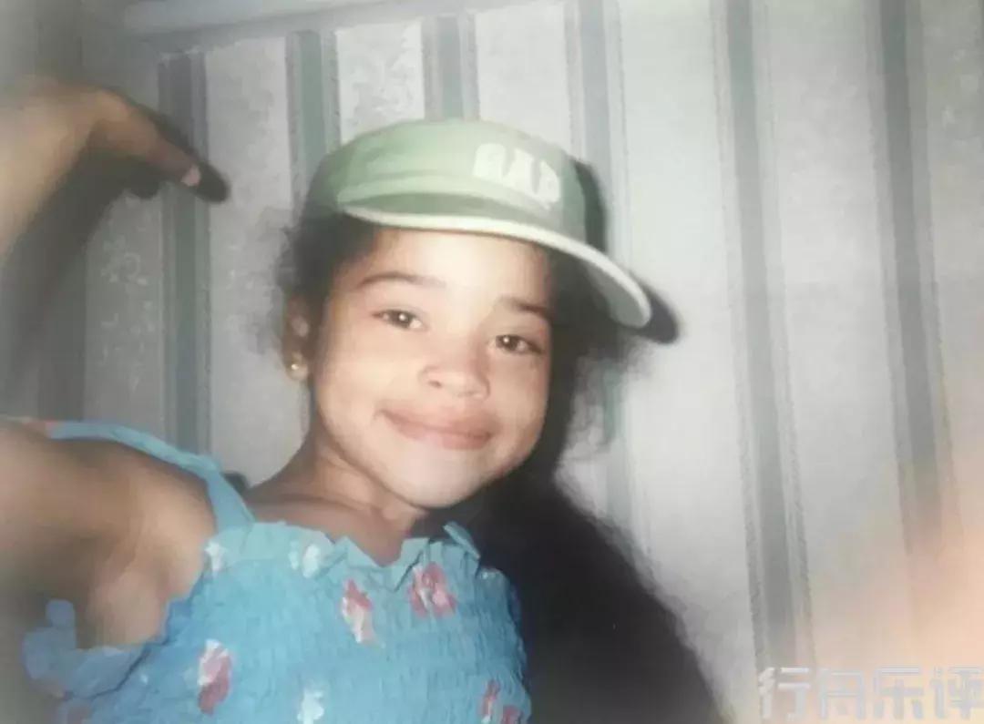 ellamai姝屾墜浠嬬粛,鑻卞浗姝屾墜ellamai涓庡鍥惧