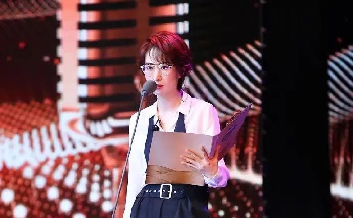 45岁刘敏涛风格大变,44岁刘敏涛活得有多潇洒