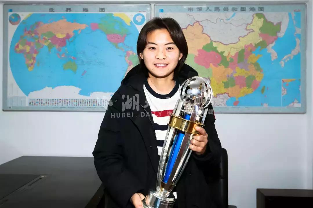 王霜亚洲足球小姐,足球报谈王霜的英伦之路