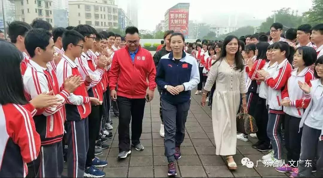 世界蹼泳冠军,世界游泳冠军去海里