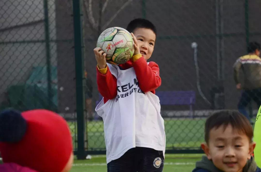 让孩子踢足球有前途吗,教孩子踢足球从哪些步骤开始教