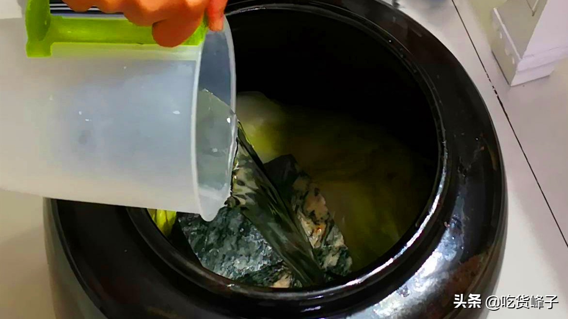 爱吃酸菜不会腌？教你正宗腌法，用时短还格外香，放一年都不坏