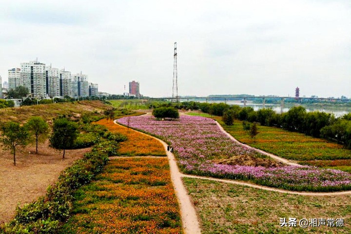书写春联迎新春笔墨浓情送祝福,书写新篇章春联