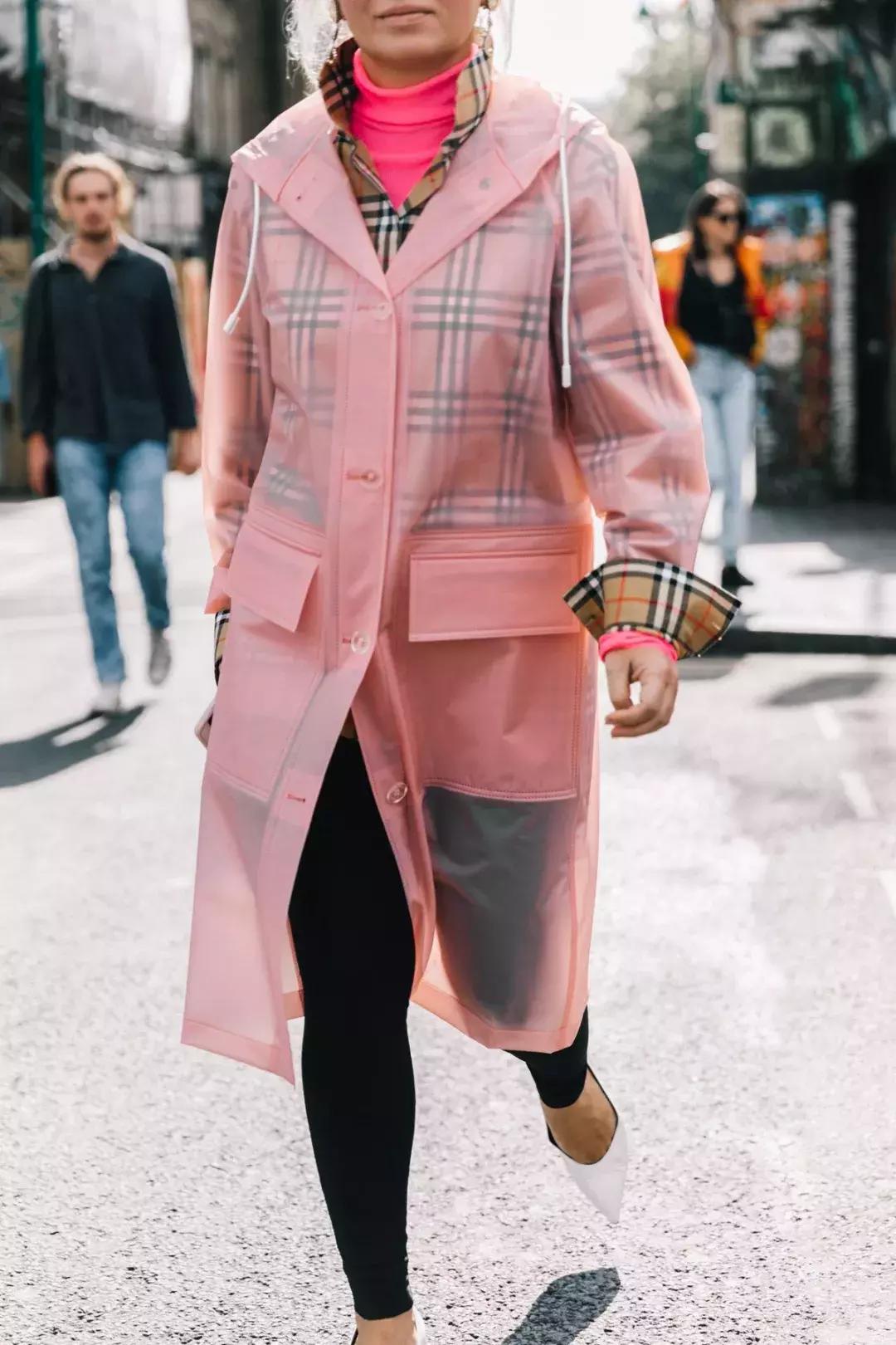 问江南“晴为何物”，你见过这些时尚品牌的雨衣、雨靴吗？