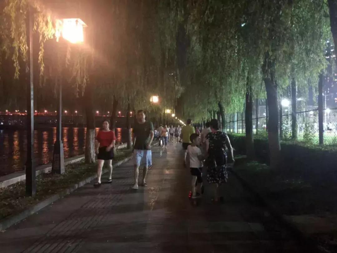 来汉*江阳**滩吧！抗“炙烤”夜跑看“纳凉”百态