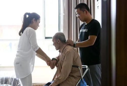 老人病重住院两个儿子3000元,老人住院7名子女不出钱