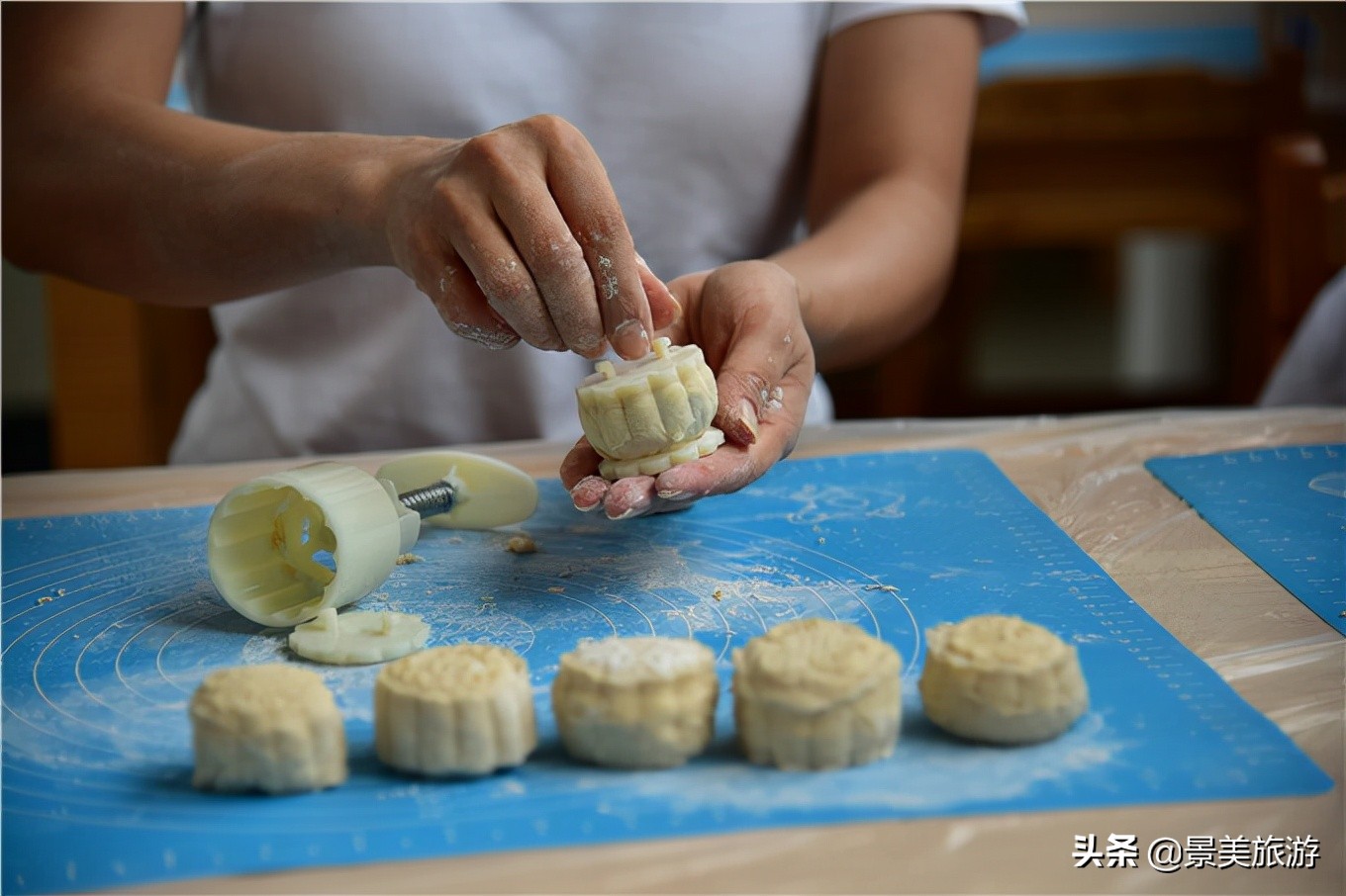 月饼盒做有特色的中秋手工灯笼,中秋节亲子手工月饼灯笼