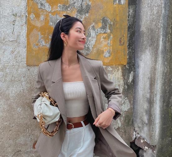 杨采钰吊带裙穿搭图,杨采钰身穿小皮衣化身时髦精