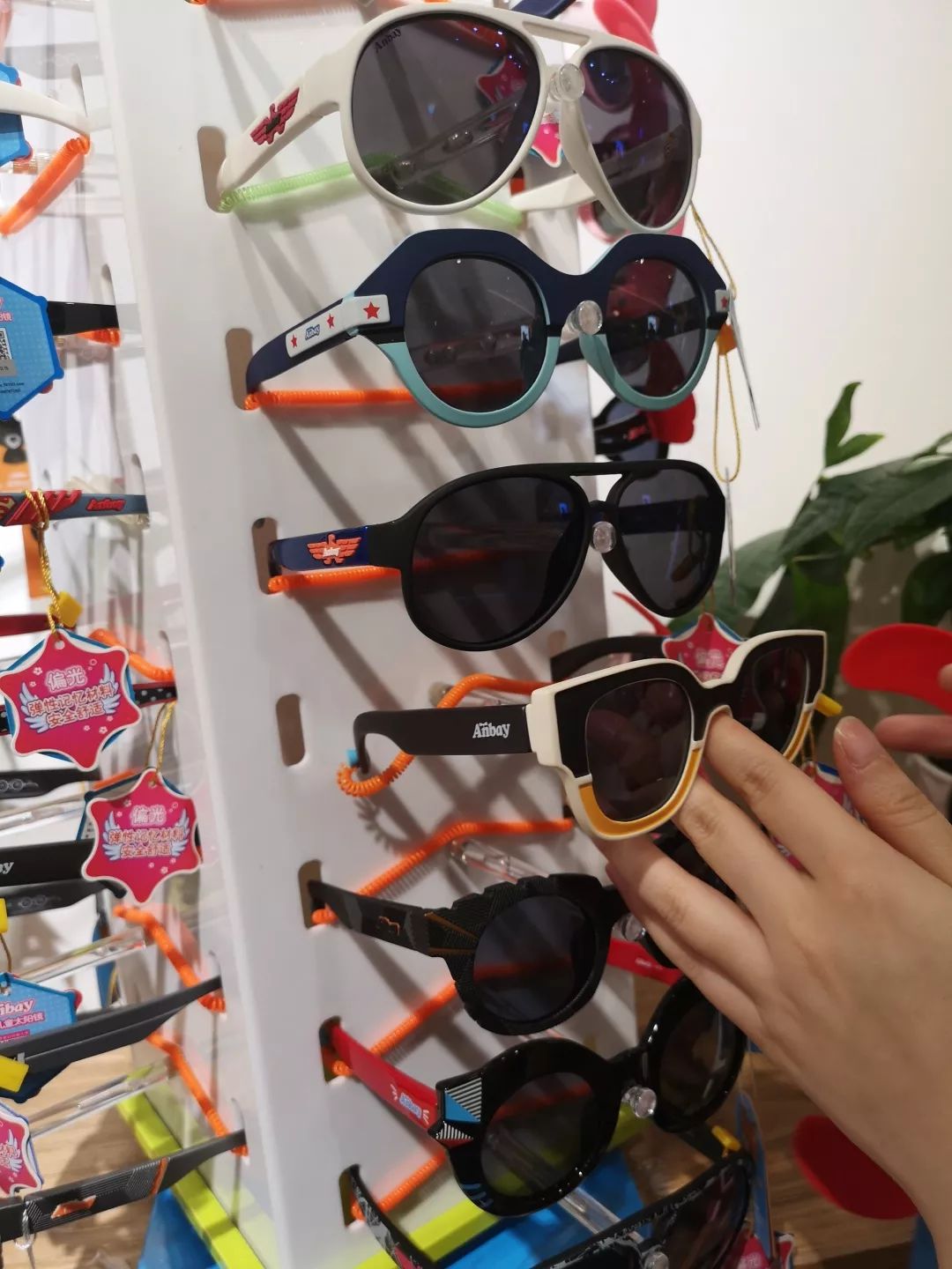 眼镜品牌排行榜前十名墨镜,给孩子怎么选太阳镜