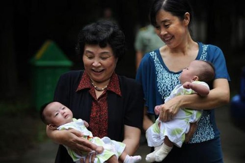 60岁盛海琳高龄产妇生下双胞胎,60岁生双胞胎的盛海琳丈夫离世