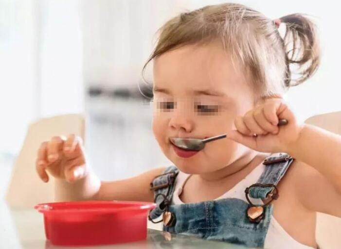 孩子被鱼刺卡住试了吐有效果吗,孩子被鱼刺卡住妈妈正确做法