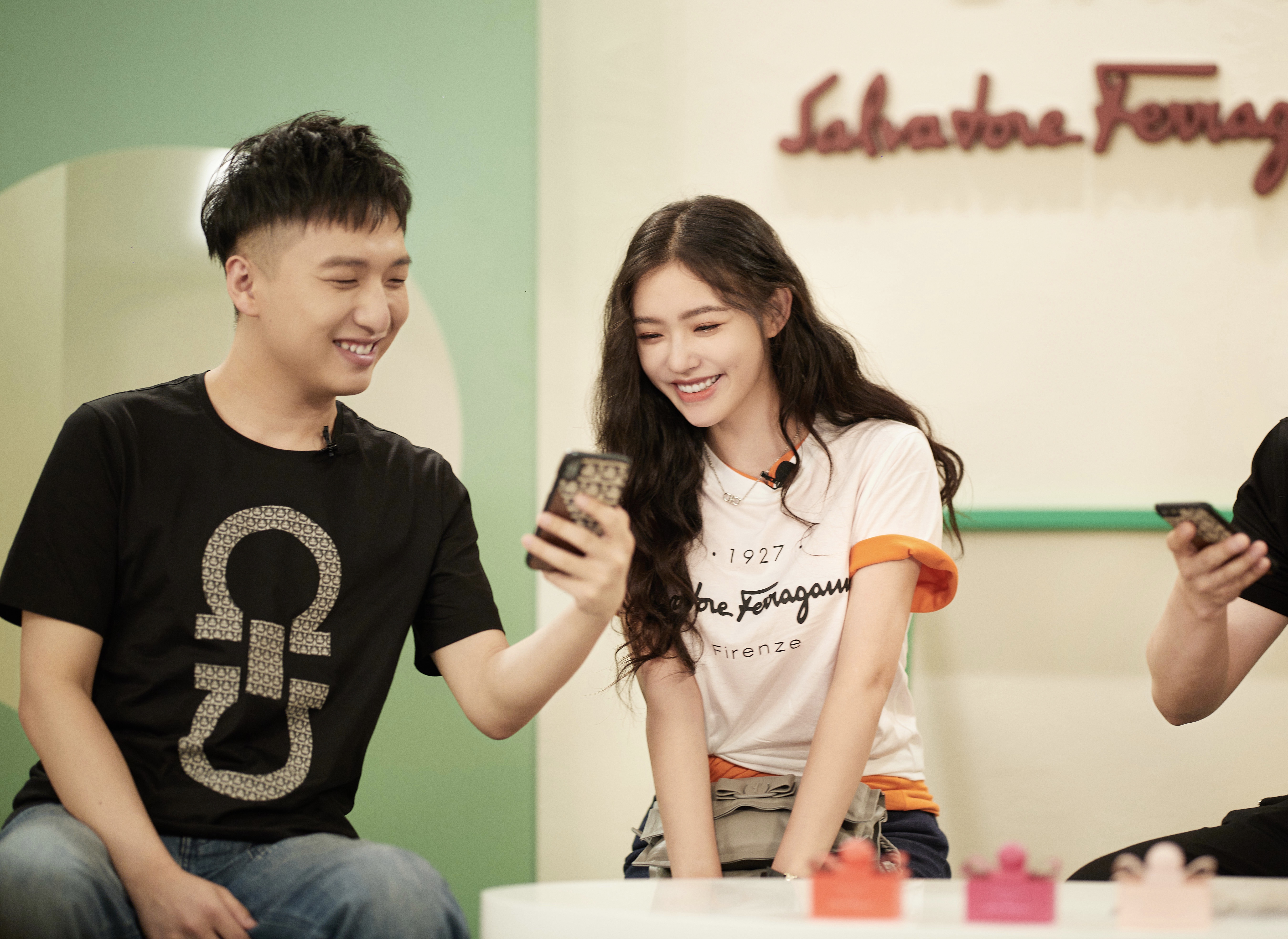 菲拉格慕vivashow直播首秀,菲拉格慕2021巴黎秀场