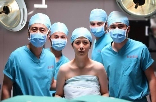 生活中轻轻划一下就血流不止，做手术那么大的切口，为什么不出血