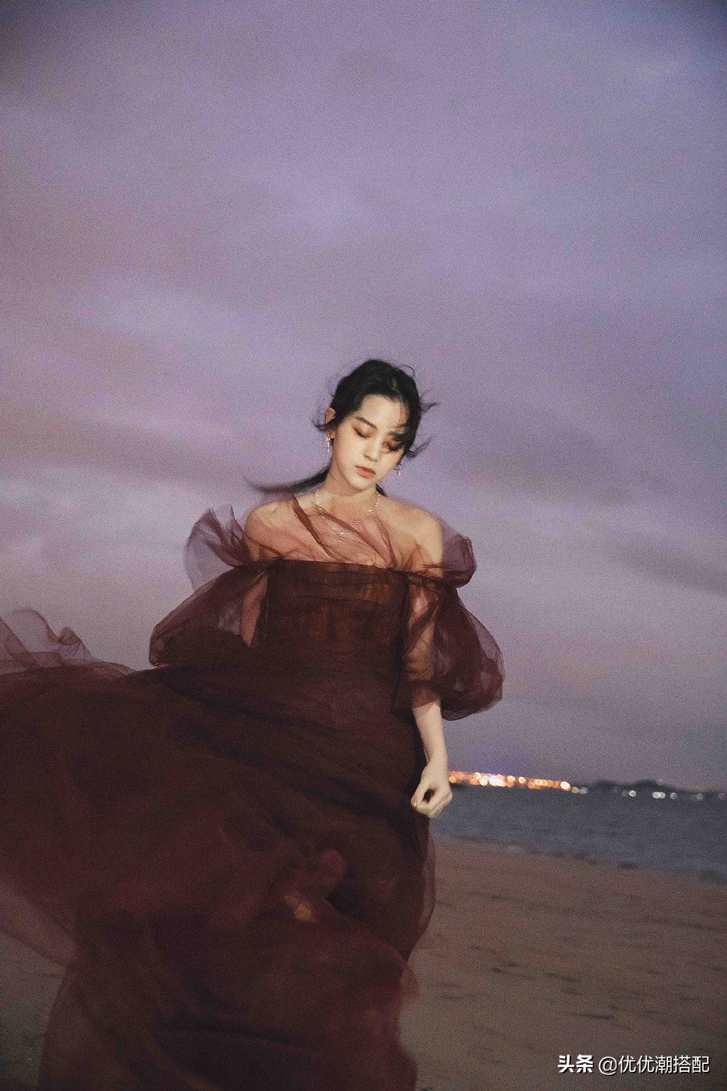 欧阳娜娜浅粉色,欧阳娜娜黑色深v字法式裙子