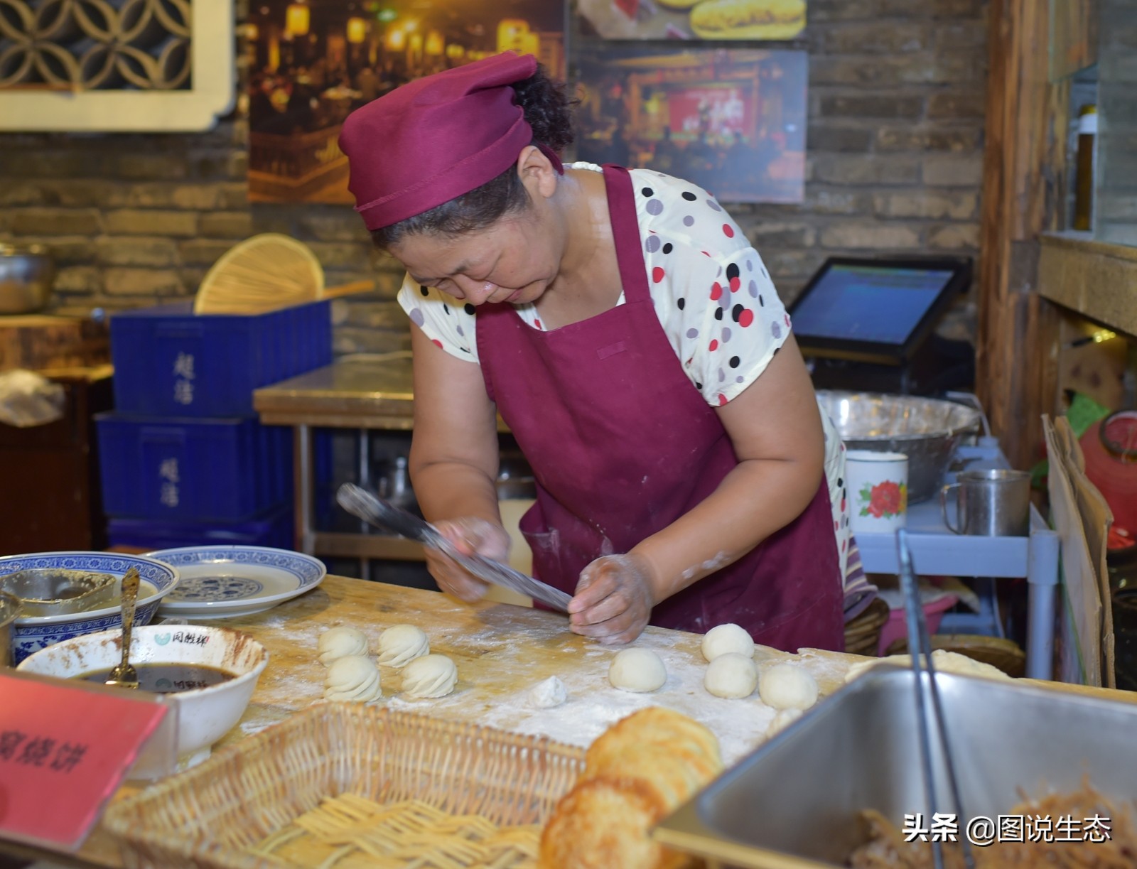 华灯初上，开封香飘夜空，叫卖声、欢笑声构成夜市版的清明上河图