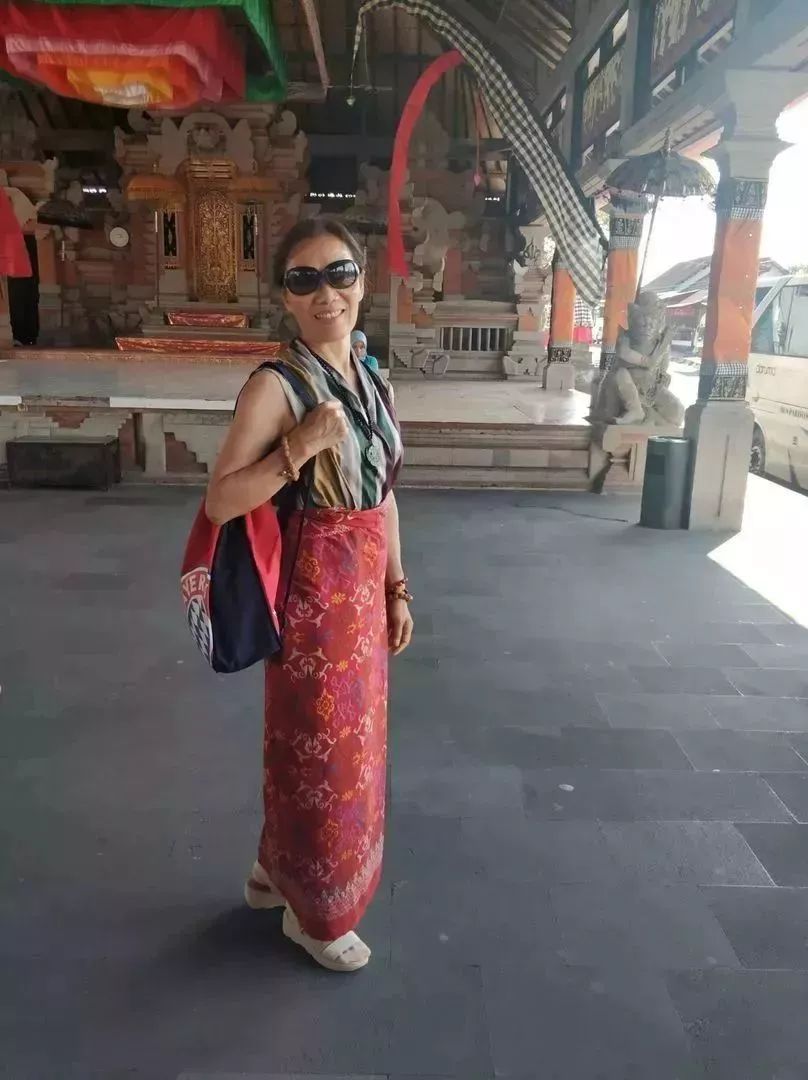 中国大妈拍照十大姿势抖音,中国大妈丝巾拍照姿势