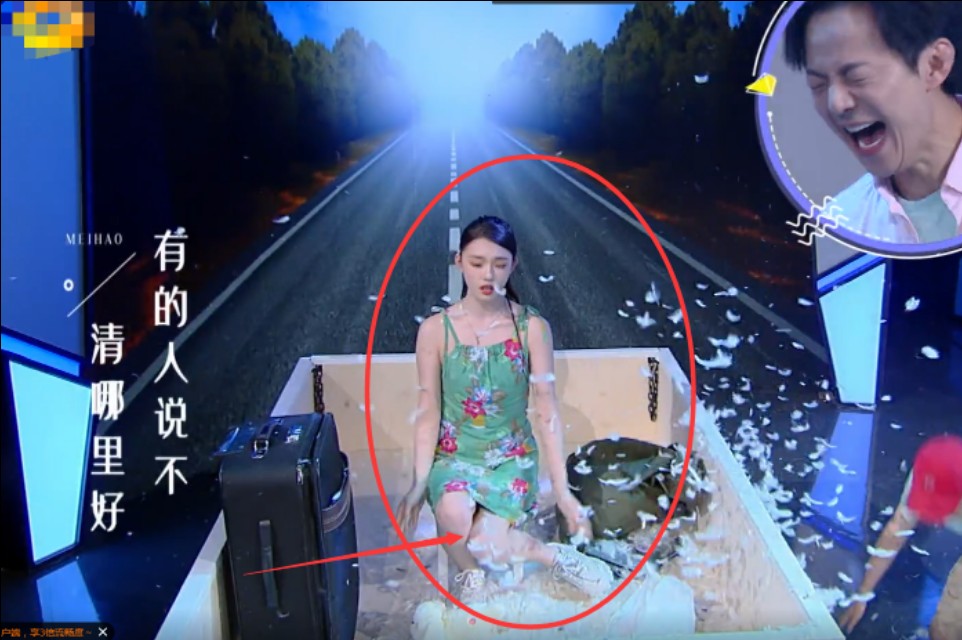 女星穿裙子弯腰怎么办？林允反应堪比“教科书”，教养装不出来