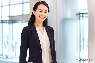 一招改善含胸驼背骨科医生,骨科医院专门矫正驼背