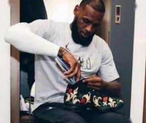 打篮球崴脚脱鞋捏脚,打篮球怎么避免崴脚