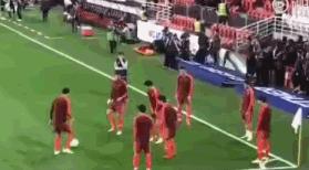 别人家的小孩练习搏击,外国小孩自家训练足球视频