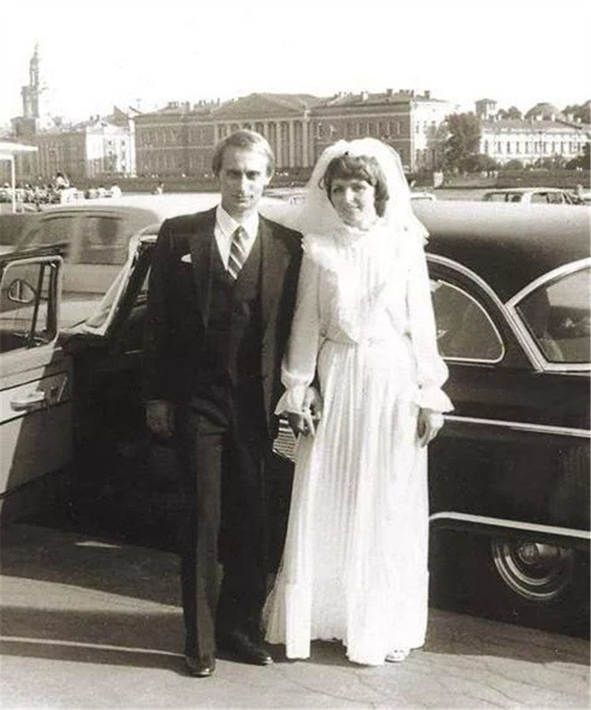 柳德米拉和普京年轻时,柳德米拉和普京曾经恩爱瞬间