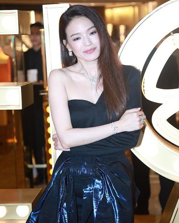 意外真摔光脚退场,粉丝滤镜被她狠怼,舒淇还是那个任性女侠啊