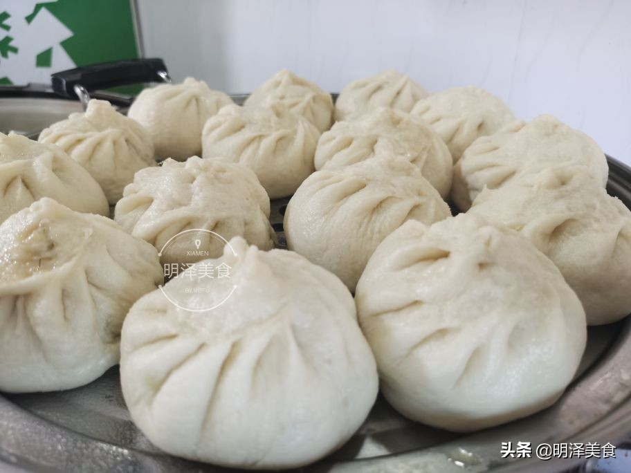 这种蔬菜很少生虫,用它做馅蒸包子,味道鲜香,我一次能吃四五个