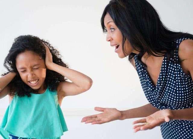 9岁小男孩偷钱被妈妈抓去派出所,9岁男孩偷钱被父母带到派出所