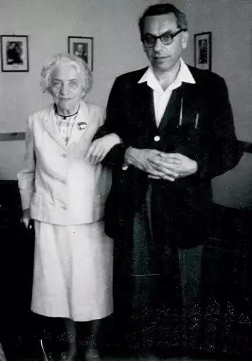 一辈子没钱没工作居无定所，却有500多个数学家愿意养他