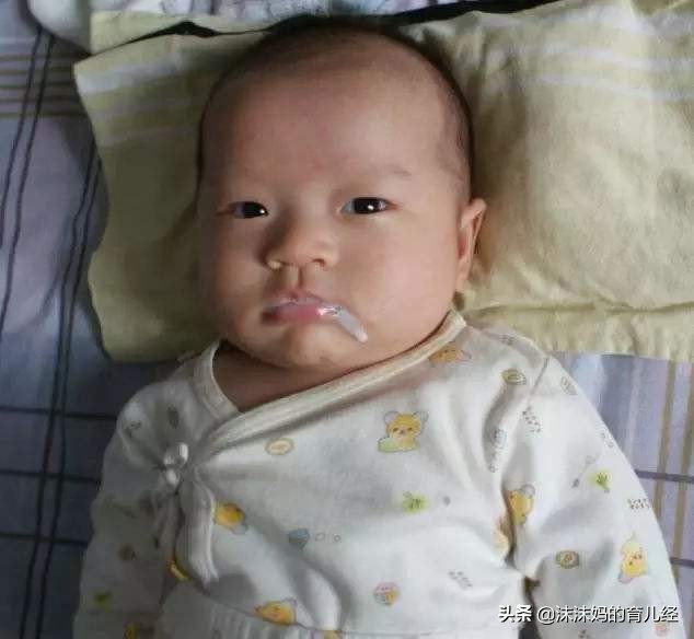 宝宝会倒奶是什么原因,宝宝倒奶是什么原因该怎么处理