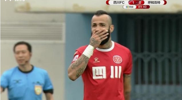 一记回旋踢,一记贴地斩将球踢进韩国球门