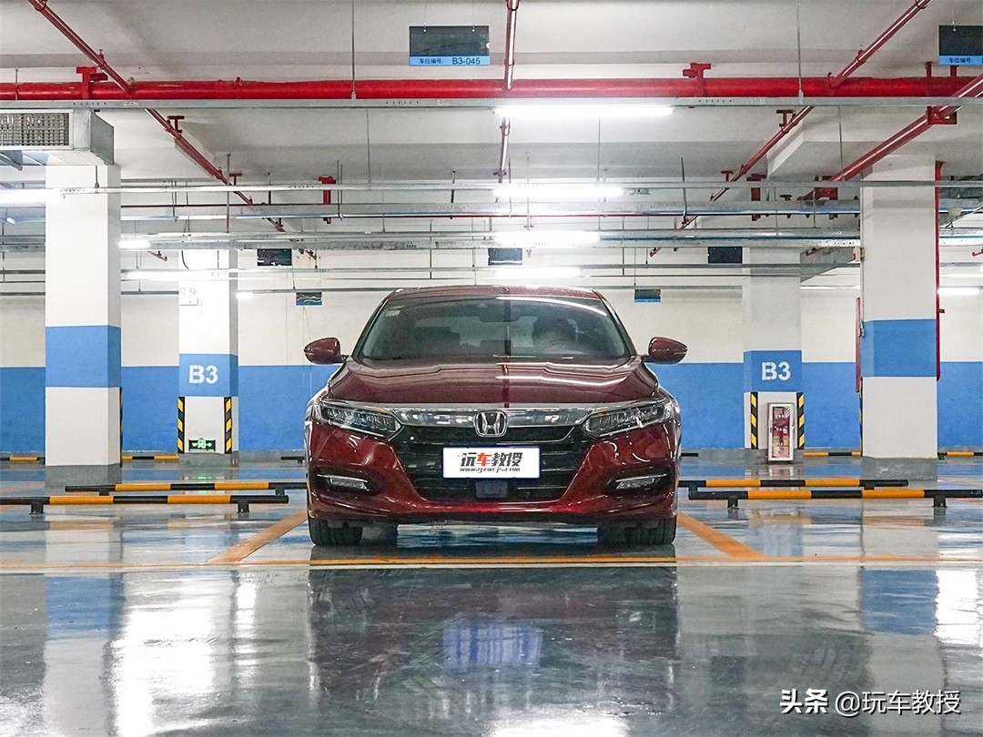 自己买的地下停车位收费合法吗,网友热评路边停车收费