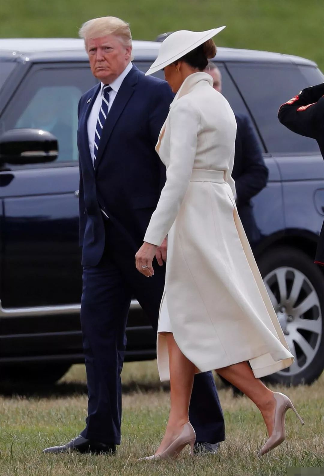 93岁女王带查尔斯出席活动，全场起立时，女王给儿子一个特别眼神