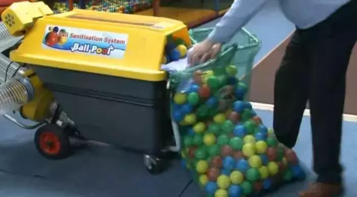 网红海洋球,海洋球玩得很开心