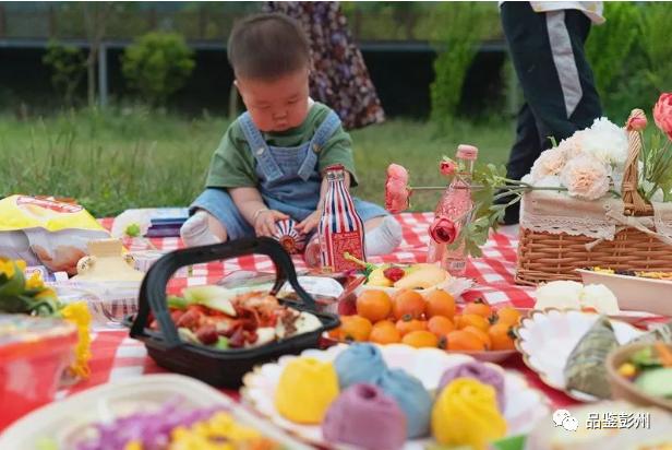 画一幅和足球有关的画简单图片,画一幅和足球相关的画